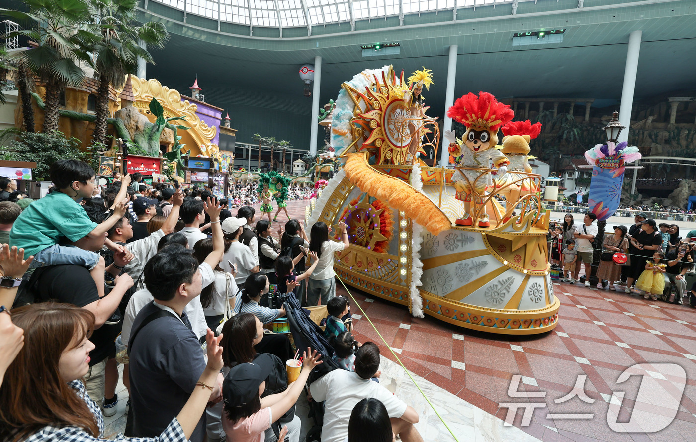 (서울=뉴스1) 박세연 기자 = 현충일 연휴가 시작된 6일 오후 서울 송파구 롯데월드 어드벤처를 찾은 나들이객들이 퍼레이드를 관람하며 즐거운 시간을 보내고 있다. 2025.6.6/ …