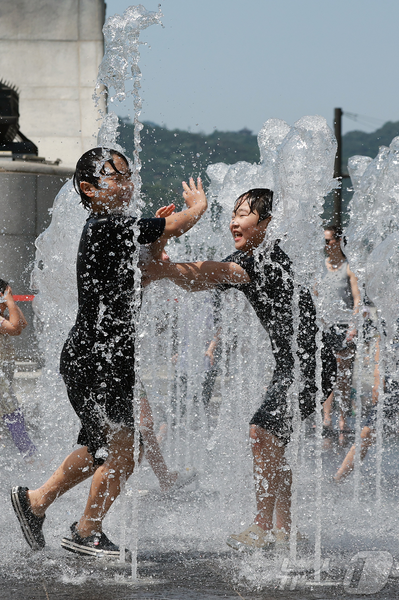 (서울=뉴스1) 김진환 기자 = 서울의 낮 최고기온이 28도를 기록하는 등 초여름 날씨를 보인 6일 오후 서울 종로구 광화문광장 분수대를 찾은 어린이들이 더위를 식히고 있다. 20 …