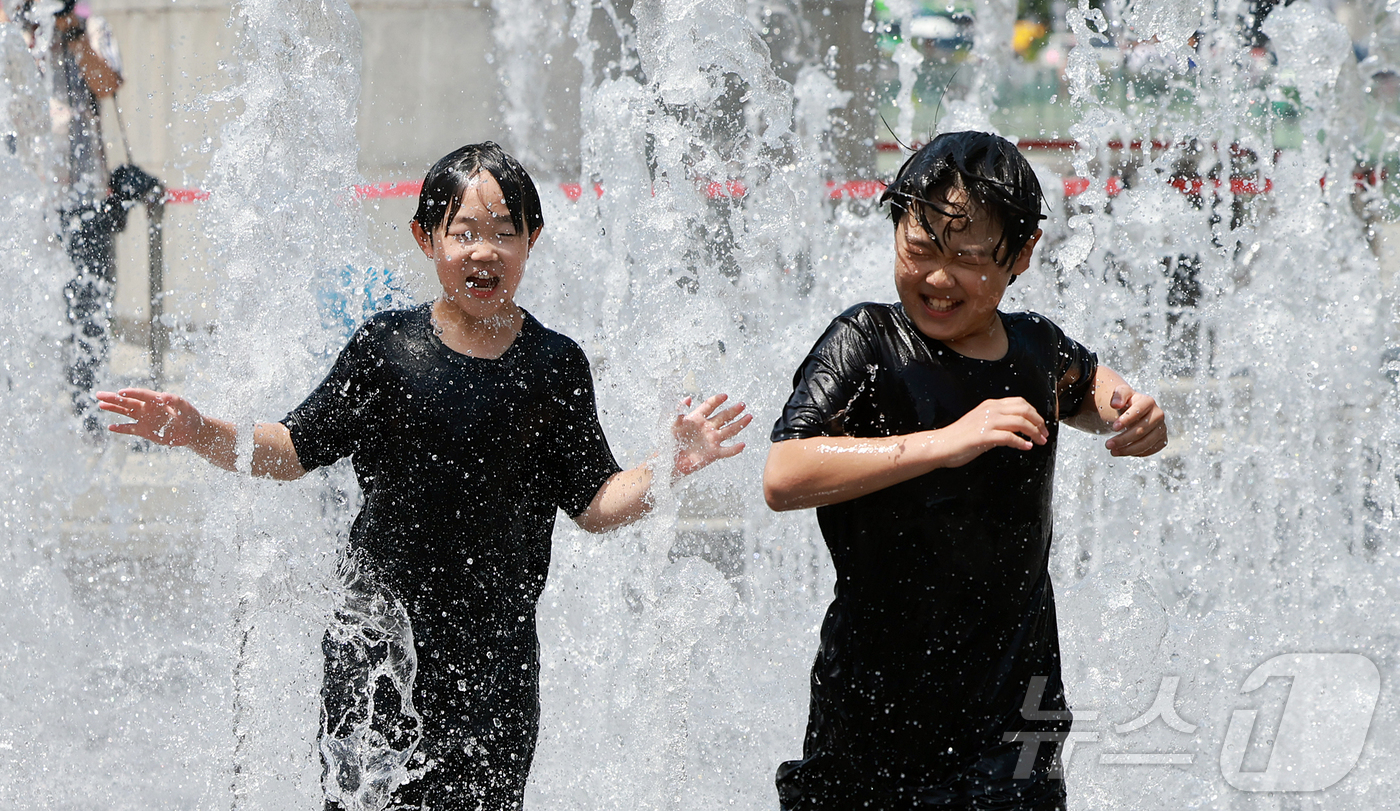(서울=뉴스1) 김진환 기자 = 서울의 낮 최고기온이 28도를 기록하는 등 초여름 날씨를 보인 6일 오후 서울 종로구 광화문광장 분수대를 찾은 어린이들이 더위를 식히고 있다. 20 …