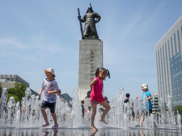 서울 낮 최고 30도 '초여름 무더위'…강원·제주 비 [내일날씨]