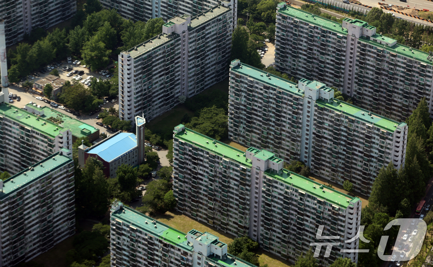 (서울=뉴스1) 김명섭 기자 = 서울 강남구와 송파구의 재건축 아파트가 토지거래허가구역으로 재지정됐다. 대상 지역은 강남구 대치동·삼성동·청담동 10개 단지와 송파구 잠실동 4개 …