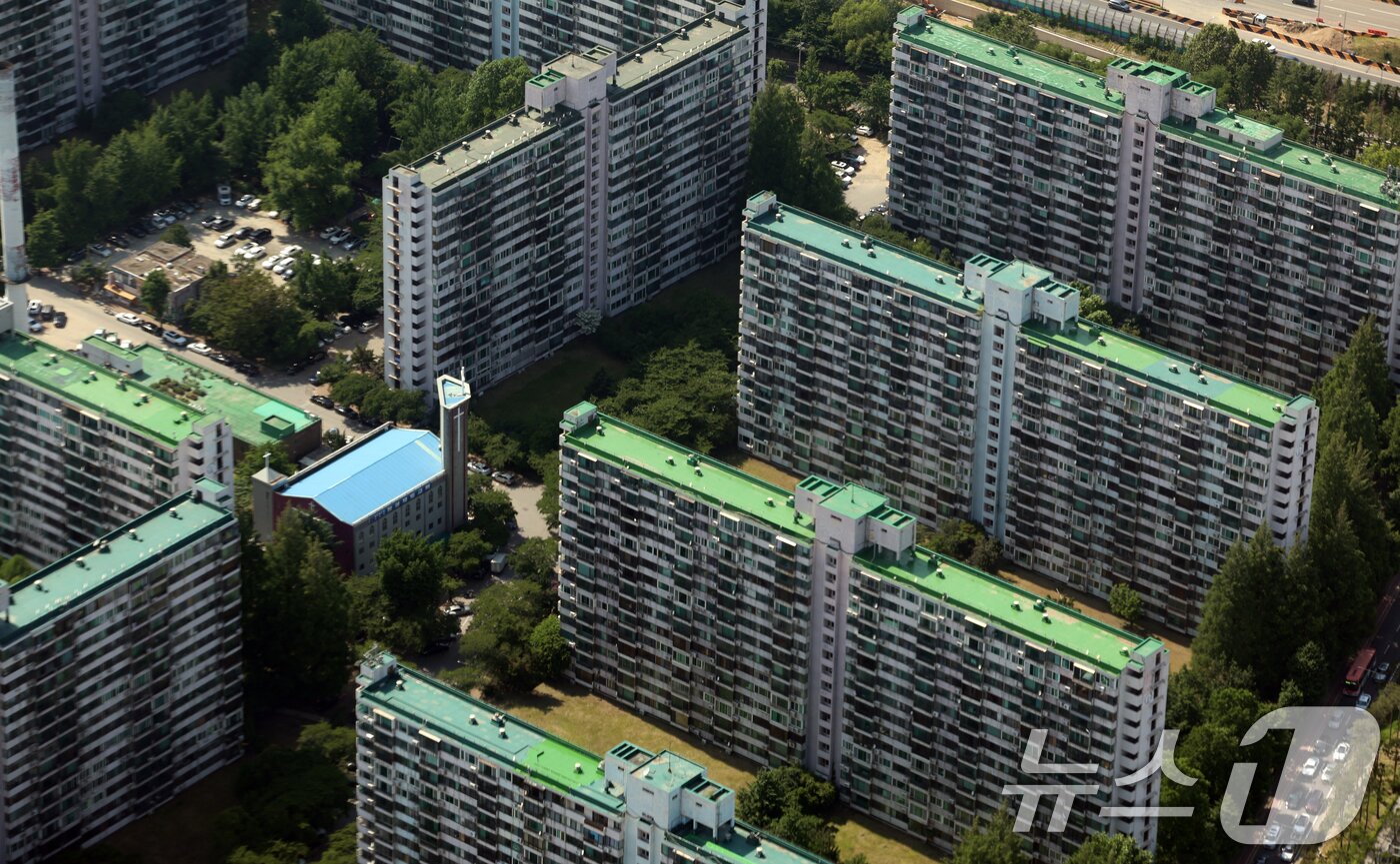 본문 이미지 - 사진은 롯데월드타워전망대에서 본 잠실 주공5단지 모습. /뉴스1 ⓒ News1 김명섭 기자