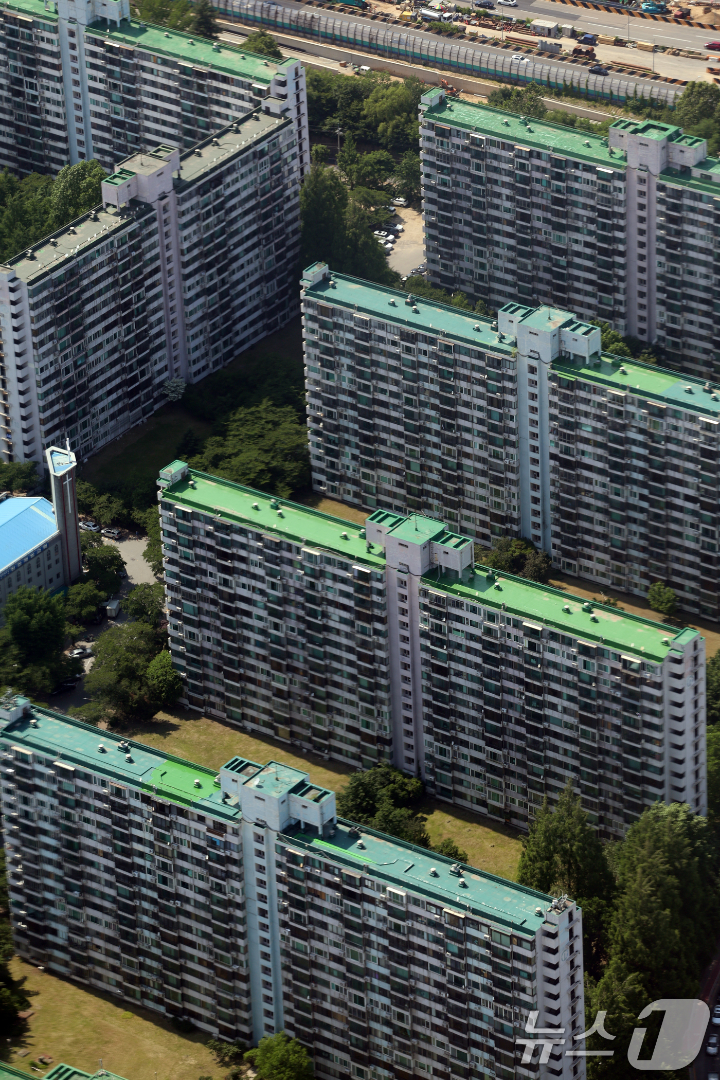 (서울=뉴스1) 김명섭 기자 = 서울 강남구와 송파구의 재건축 아파트가 토지거래허가구역으로 재지정됐다. 대상 지역은 강남구 대치동·삼성동·청담동 10개 단지와 송파구 잠실동 4개 …