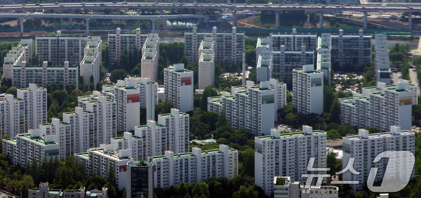 (서울=뉴스1) 김명섭 기자 = 서울 강남구와 송파구의 재건축 아파트가 토지거래허가구역으로 재지정됐다. 대상 지역은 강남구 대치동·삼성동·청담동 10개 단지와 송파구 잠실동 4개 …