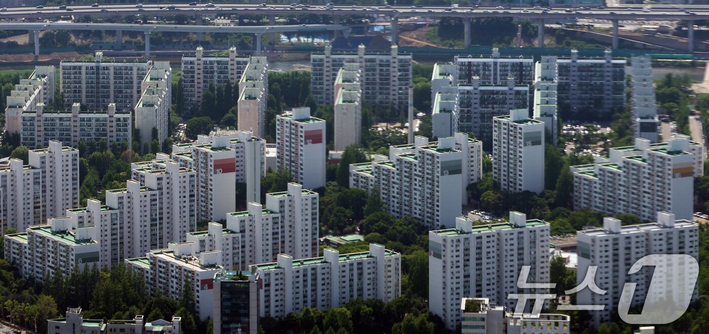 본문 이미지 - 롯데월드타워전망대에서 본 잠실 아시아 선수촌 아파트와 우성1·2·3차 모습. /뉴스1 ⓒ News1 김명섭 기자