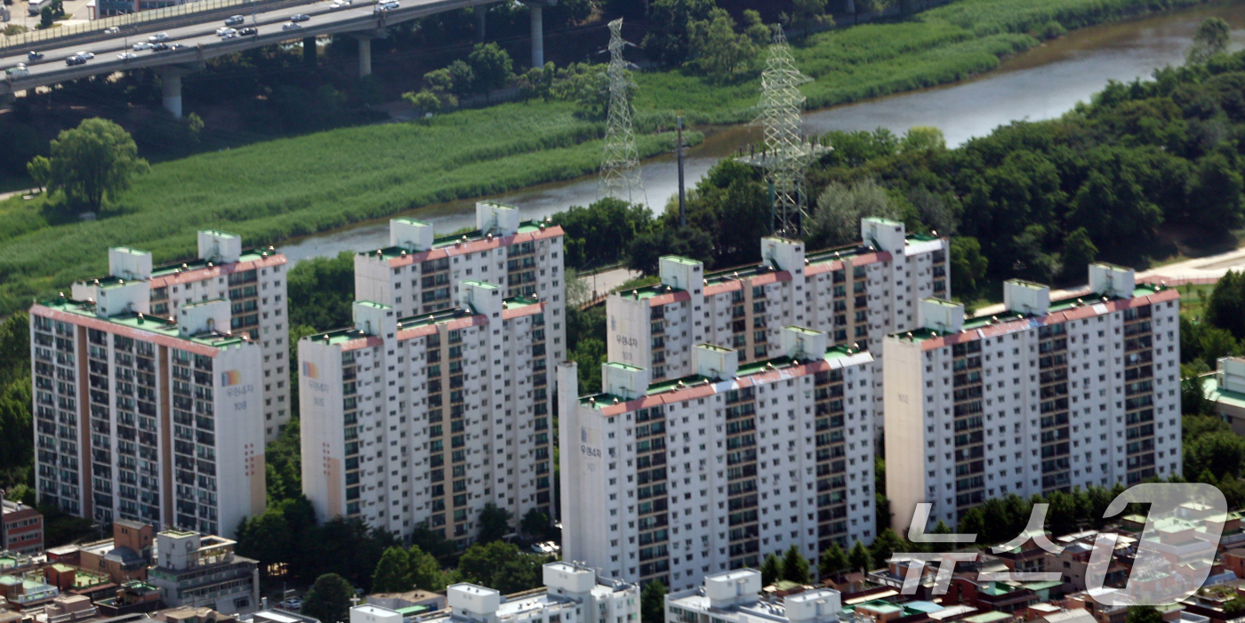 (서울=뉴스1) 김명섭 기자 = 서울 강남구와 송파구의 재건축 아파트가 토지거래허가구역으로 재지정됐다. 대상 지역은 강남구 대치동·삼성동·청담동 10개 단지와 송파구 잠실동 4개 …