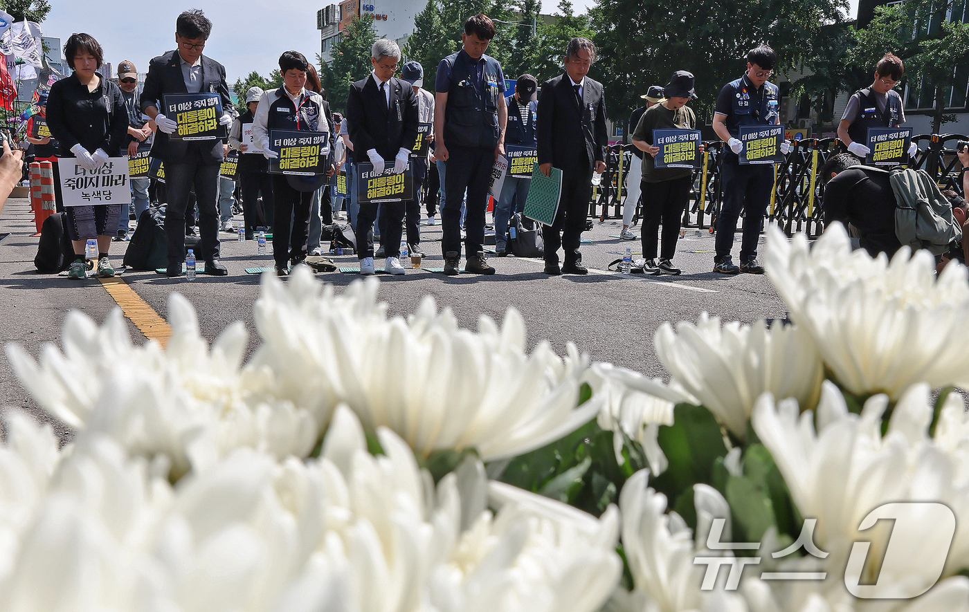 (서울=뉴스1) 장수영 기자 = 태안화력 김충현 비정규직 노동자 사망사고 대책위원회 구성원들이 6일 오후 서울 용산구 서울역 앞 한강대로에서 열린 추모문화제에서 고인을 추모하며 묵 …