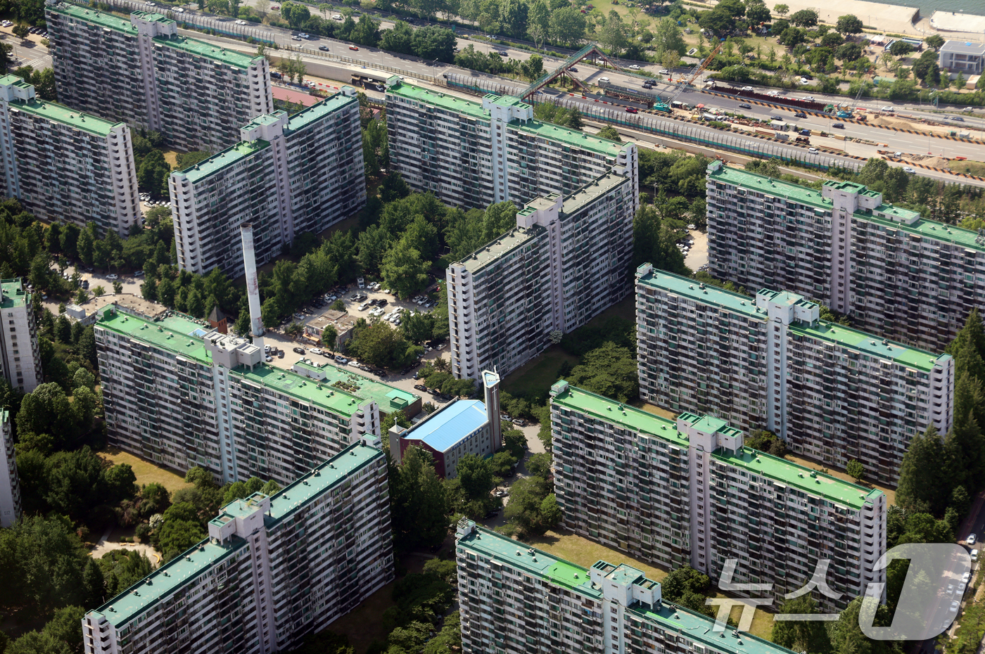 (서울=뉴스1) 김명섭 기자 = 서울 강남구와 송파구의 재건축 아파트가 토지거래허가구역으로 재지정됐다. 대상 지역은 강남구 대치동·삼성동·청담동 10개 단지와 송파구 잠실동 4개 …