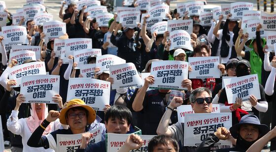 '위험의 외주화 중단, 정규직화 하라'