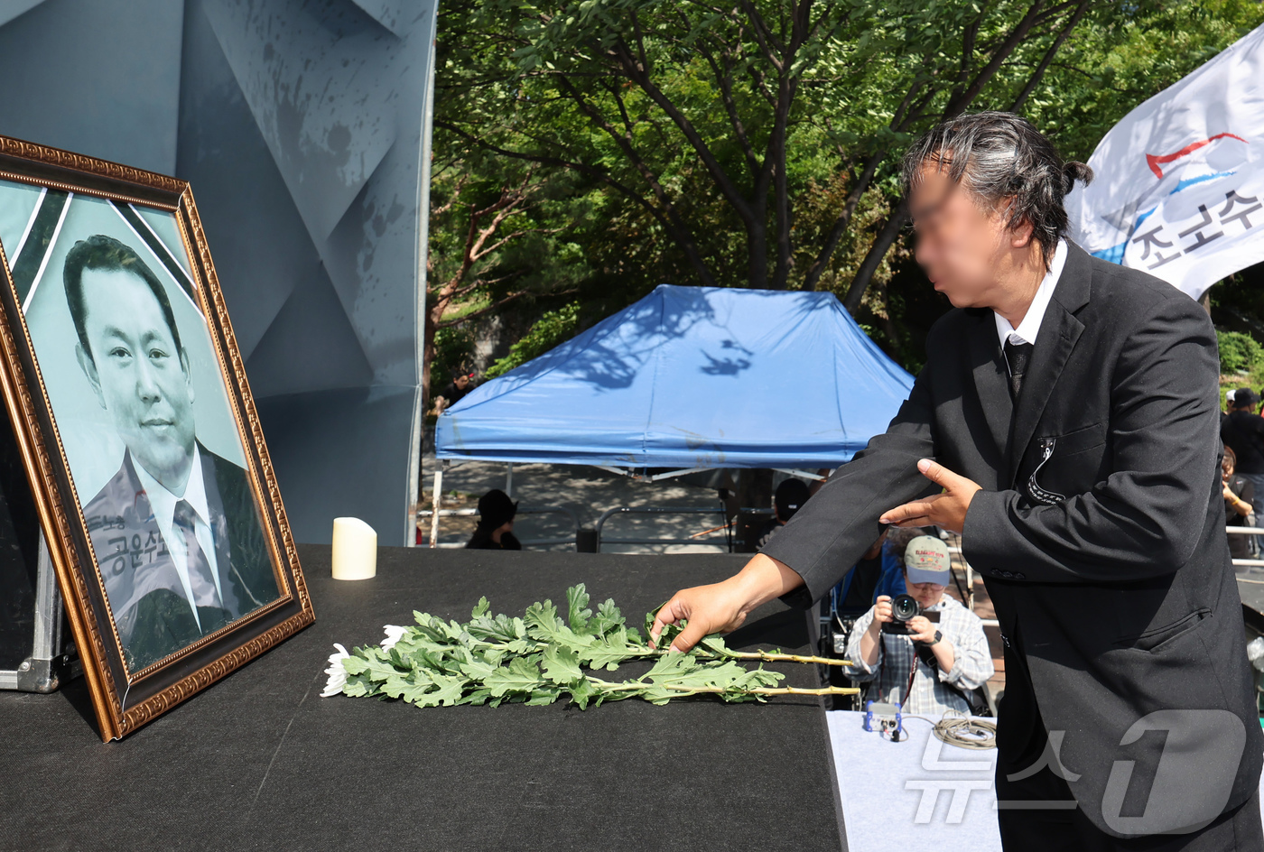 (서울=뉴스1) 장수영 기자 = 6일 오후 서울 용산구 서울역 앞 한강대로에서 열린 태안화력 김충현 비정규직 노동자 사망사고 대책위원회 주최 추모문화제에서 유족이 고인의 영정에 헌 …