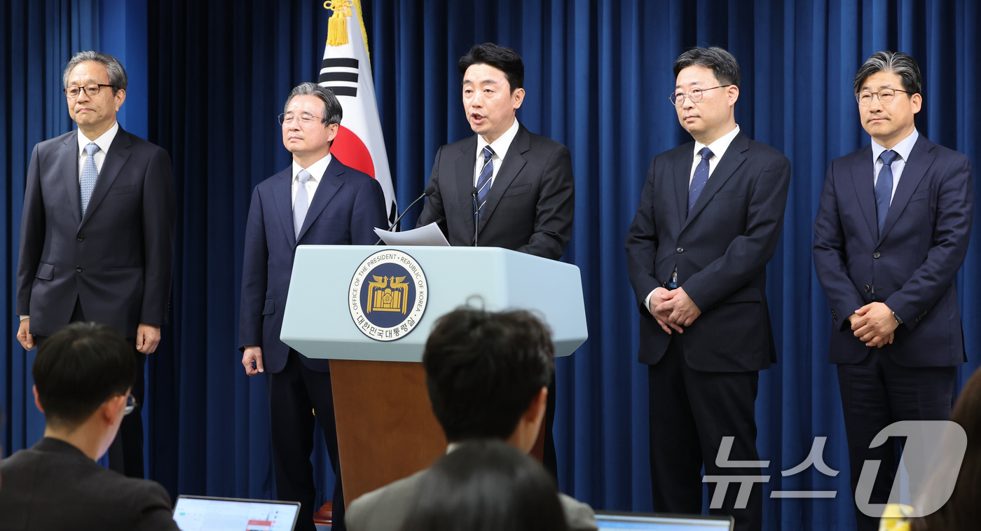 (서울=뉴스1) 허경 기자 = 강훈식 대통령 비서실장이 6일 서울 용산구 대통령실 청사에서 수석비서관 인선 발표을 하고 있다. 왼쪽부터 문진영 사회수석, 김용범 정책실장, 강 비서 …