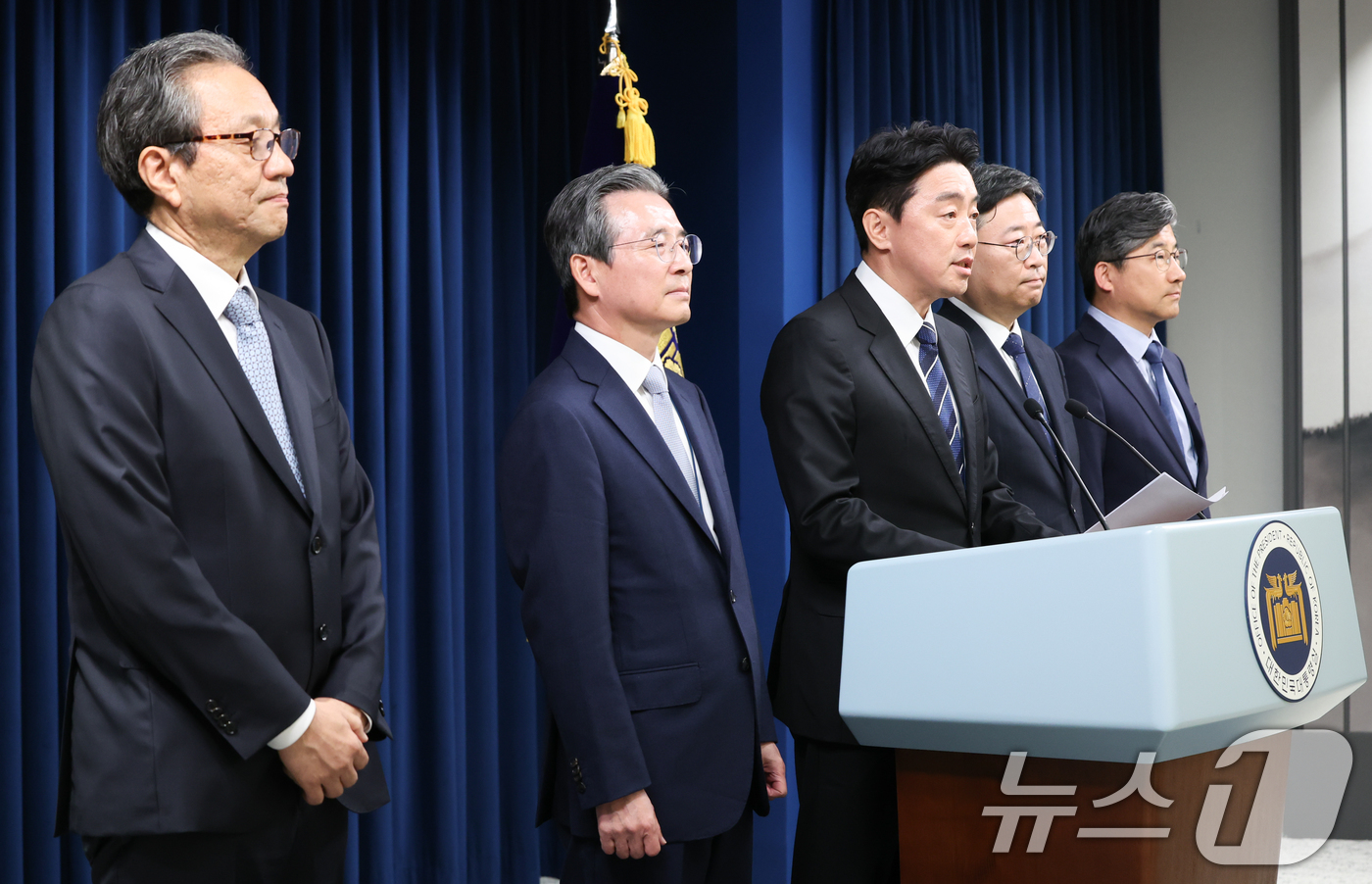 (서울=뉴스1) 허경 기자 = 강훈식 대통령 비서실장이 6일 서울 용산구 대통령실 청사에서 수석비서관 인선 발표을 하고 있다. 왼쪽부터 문진영 사회수석, 김용범 정책실장, 강 비서 …