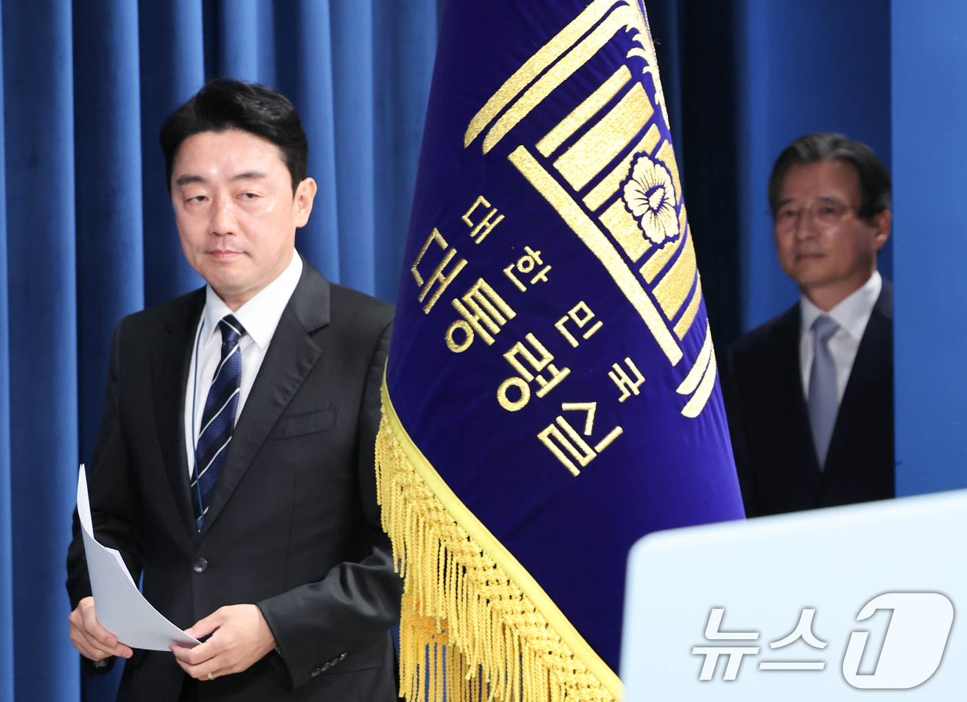 (서울=뉴스1) 허경 기자 = 강훈식 대통령 비서실장이 6일 서울 용산구 대통령실 청사에서 대통령실 조직개편안 및 1차 인선 발표을 하기 위해 입장하고 있다. 2025.6.6/뉴스 …