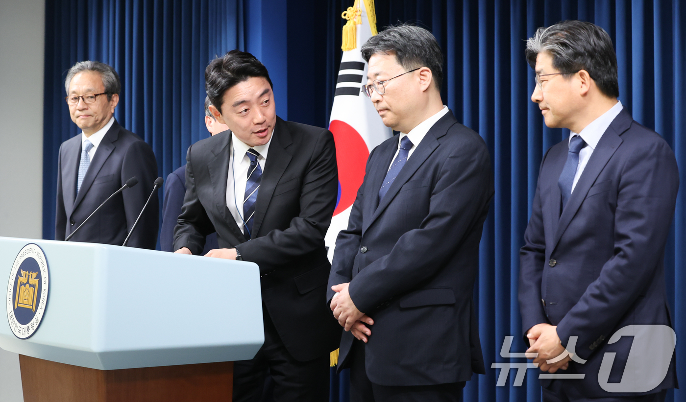 (서울=뉴스1) 허경 기자 = 강훈식 대통령 비서실장이 6일 서울 용산구 대통령실 청사에서 수석비서관 인선 발표을 마친 뒤 하준경 경제성장수석과 대화하고 있다. 왼쪽부터 문진영 사 …