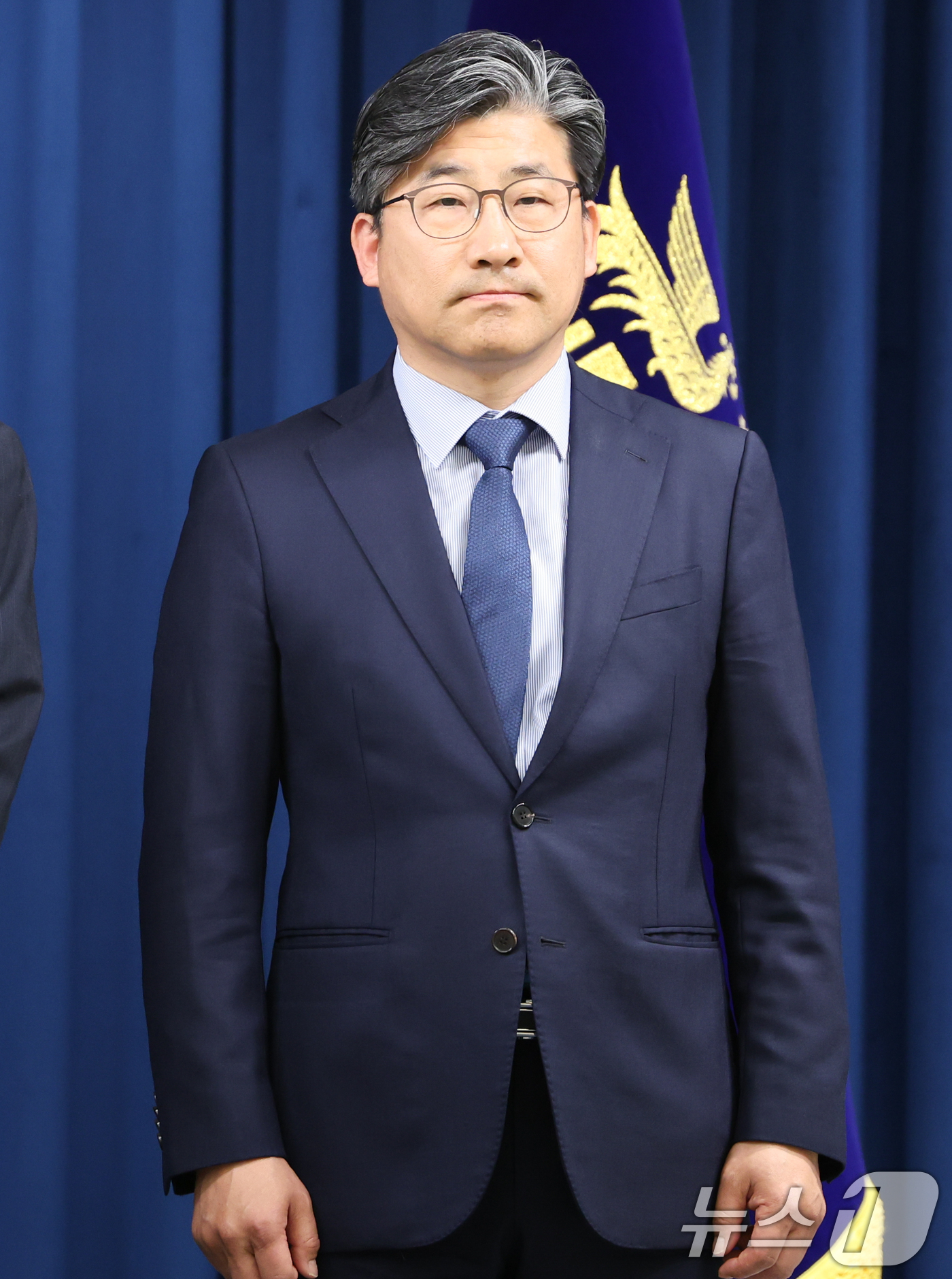 (서울=뉴스1) 허경 기자 = 대통령실 수석급 재정기획 보좌관으로 임명된 류덕현 중앙대 교수가 6일 서울 용산구 대통령실 청사에서 열린 수석비서관 인선 발표에 참석해 있다. 202 …