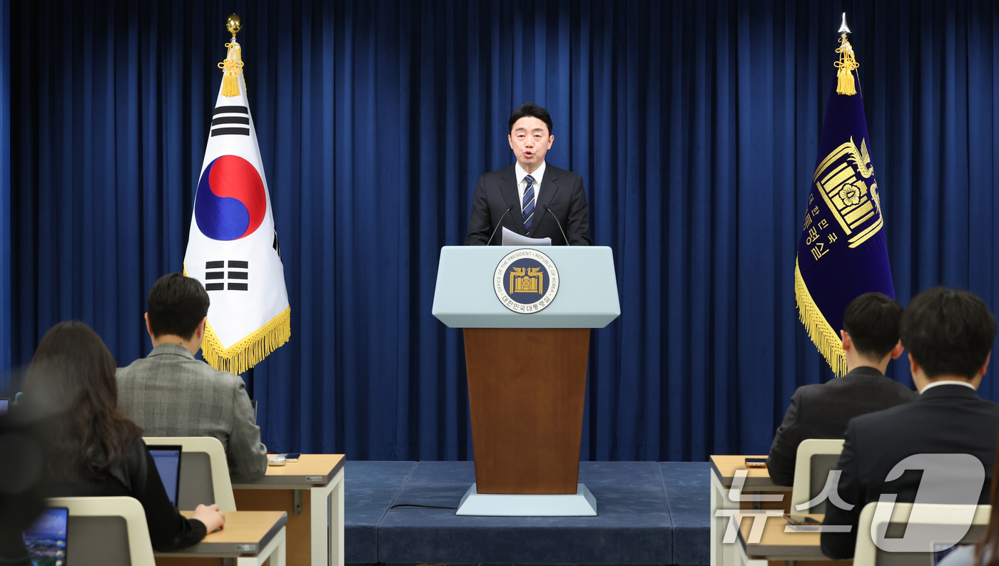 (서울=뉴스1) 허경 기자 = 강훈식 대통령 비서실장이 6일 서울 용산구 대통령실 청사에서 대통령실 조직개편안을 발표하고 있다. 2025.6.6/뉴스1