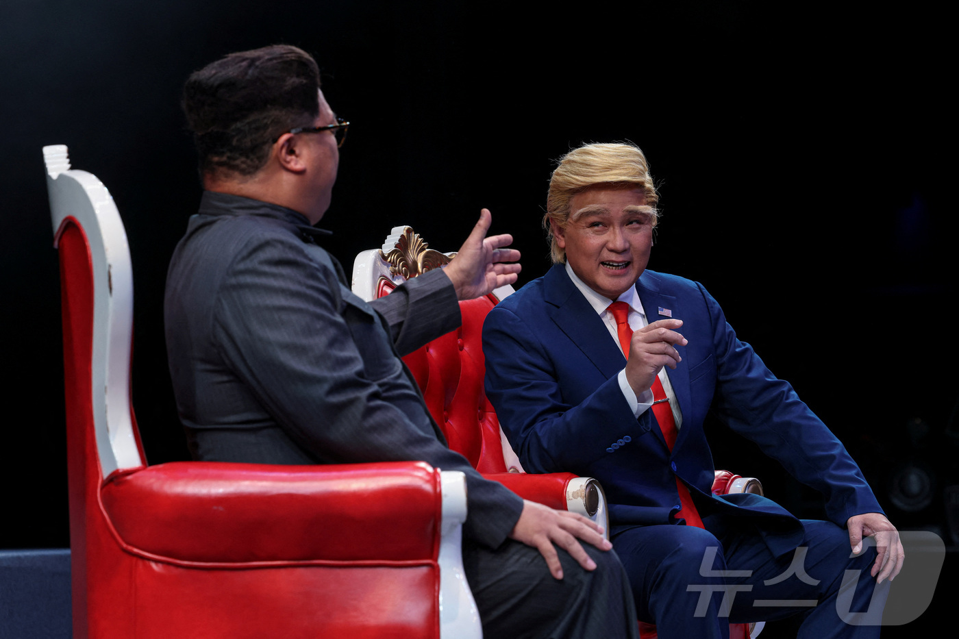 (홍콩 로이터=뉴스1) 이지예 객원기자 = 5일 홍콩에서 상연된 풍자 오페라  '트럼프, 쌍둥이 대통령'에서 도널드 트럼프 미국 대통령과 김정은 북한 국무위원장 역할의 배우들이 만 …