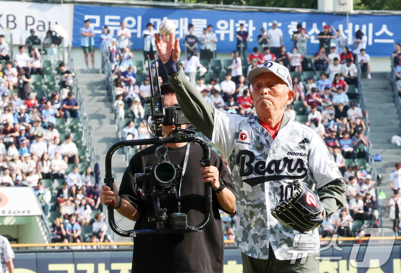 (서울=뉴스1) 박세연 기자 = 현충일인 6일 서울 송파구 잠실야구장에서 열린 프로야구 신한솔뱅크 KBO리그 두산과 롯데의 경기에 6·25 참전 조종사인 김두만 장군(예비역 공군 …