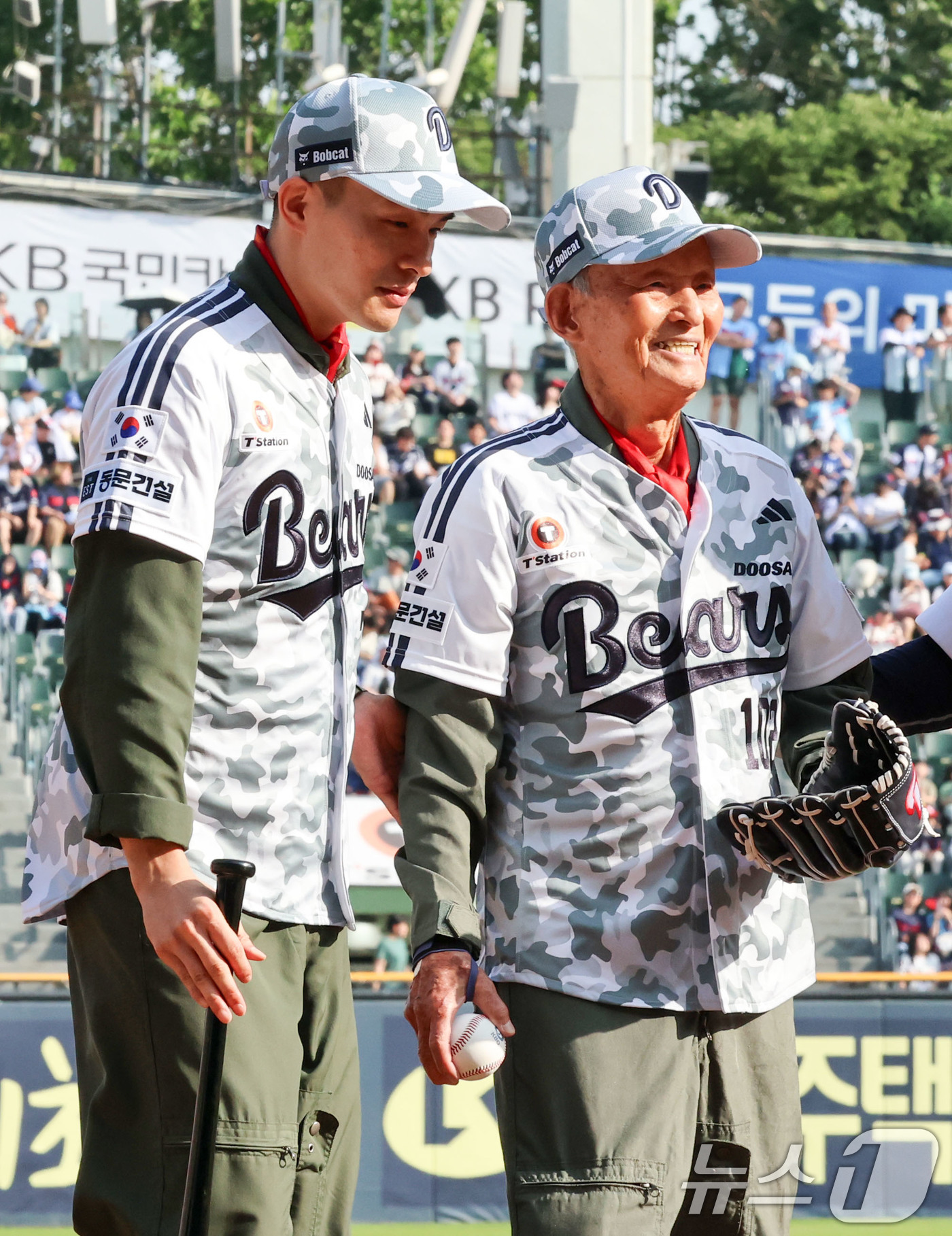 (서울=뉴스1) 박세연 기자 = 현충일인 6일 서울 송파구 잠실야구장에서 열린 프로야구 신한솔뱅크 KBO리그 두산과 롯데의 경기에 시구자로 나선 6·25 참전 조종사인 김두만 장군 …