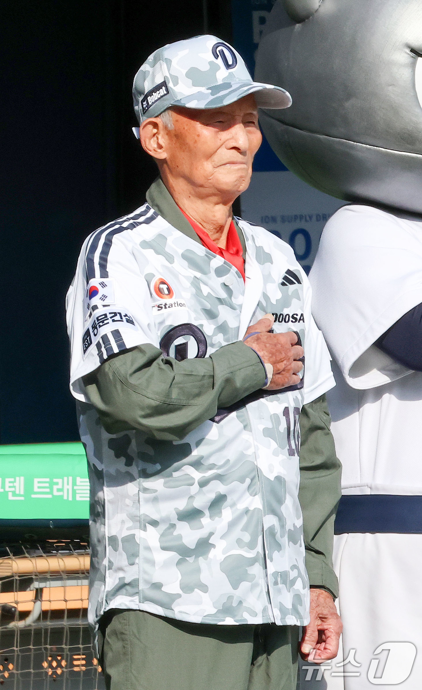 (서울=뉴스1) 박세연 기자 = 현충일인 6일 서울 송파구 잠실야구장에서 열린 프로야구 신한솔뱅크 KBO리그 두산과 롯데의 경기에 6·25 참전 조종사인 김두만 장군(예비역 공군 …