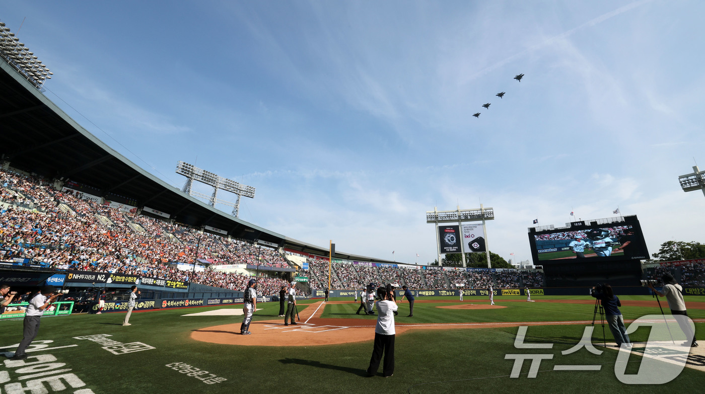 (서울=뉴스1) 박세연 기자 = 현충일인 6일 서울 송파구 잠실야구장에서 열린 프로야구 신한솔뱅크 KBO리그 두산과 롯데의 경기에 앞서 F-15K 전투기 편대가 야구장 상공에서 기 …