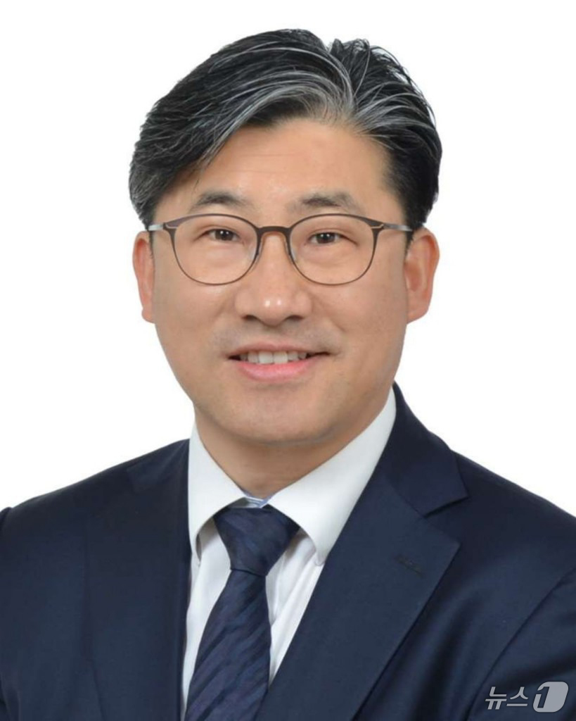 (서울=뉴스1) 허경 기자 = 이재명 대통령은 6일 대통령실 수석급 재정기획 보좌관에 류덕현 중앙대 교수를 임명했다.류 보좌관은 중앙대 경제학부 교수로 조세·재정분야 싱크탱크 한국 …