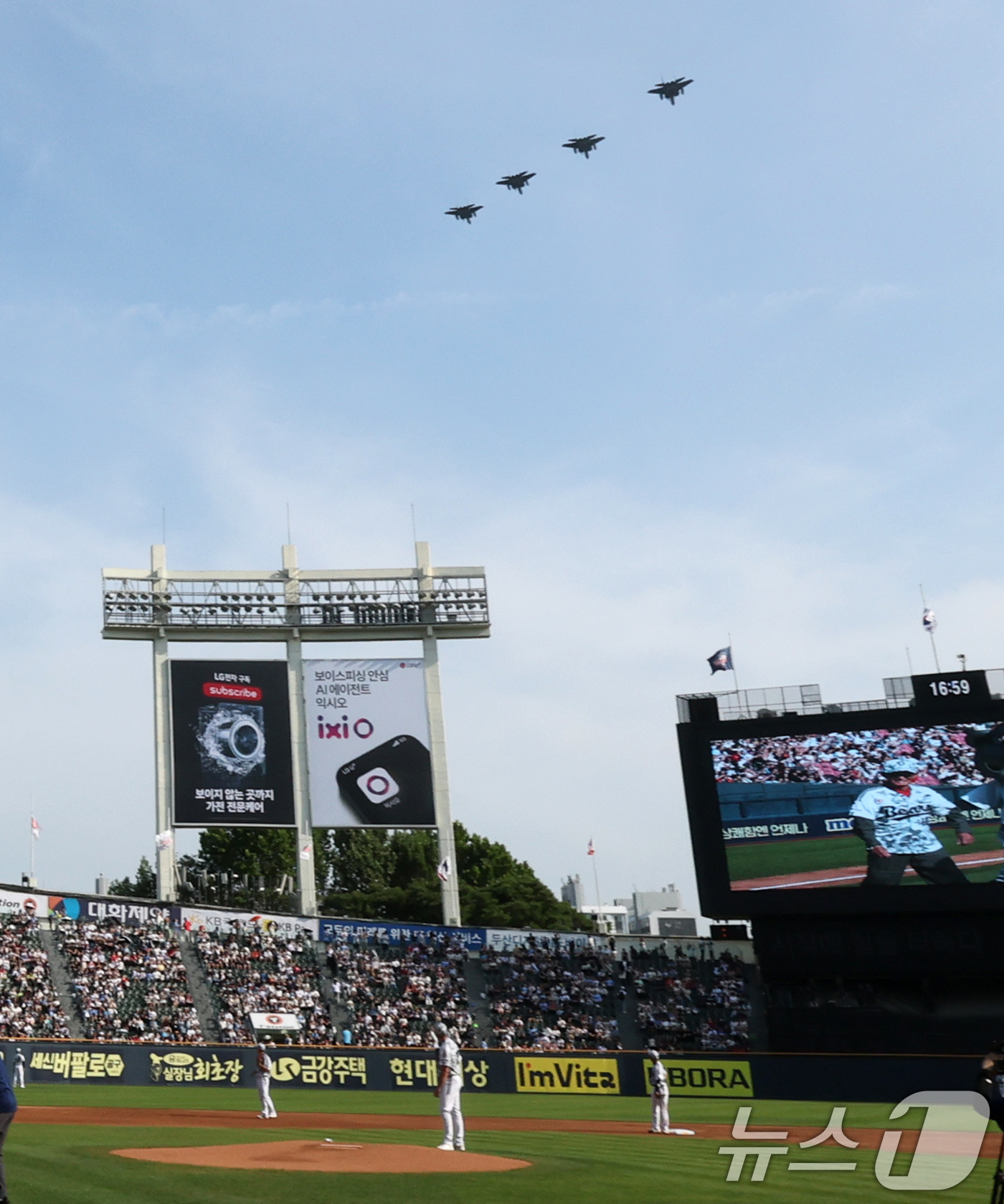 (서울=뉴스1) 박세연 기자 = 현충일인 6일 서울 송파구 잠실야구장에서 열린 프로야구 신한솔뱅크 KBO리그 두산과 롯데의 경기에 앞서 F-15K 전투기 편대가 야구장 상공에서 기 …