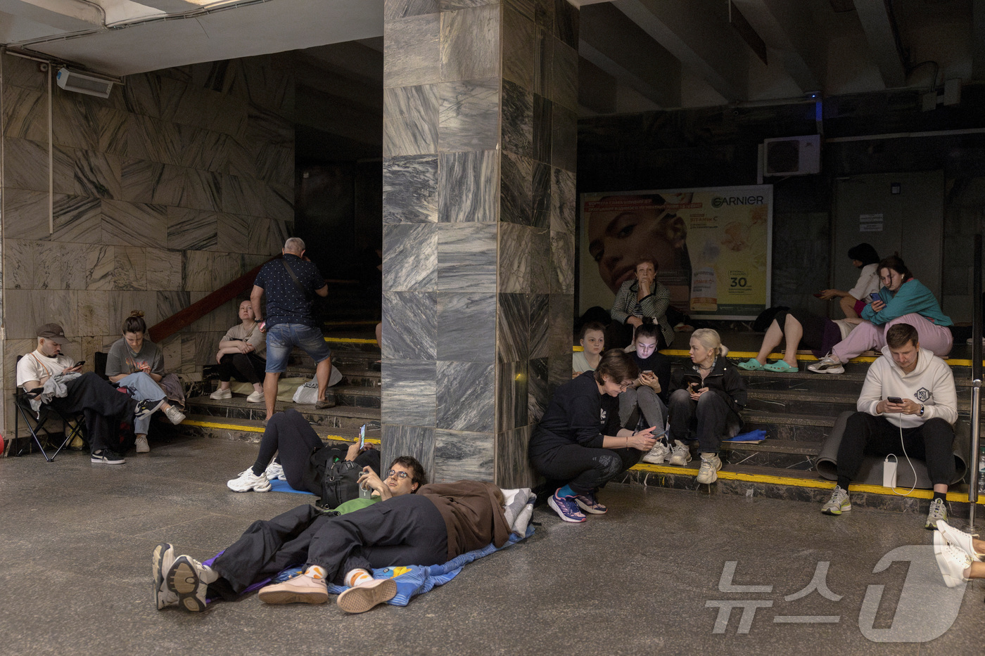 (키이우 로이터=뉴스1) 이지예 객원기자 = 6일(현지시간) 우크라이나 수도 키이우의 지하철 대피소에 시민들이 러시아 공습을 피해 모여 있다. 2025.06.06.ⓒ 로이터=뉴스1 …