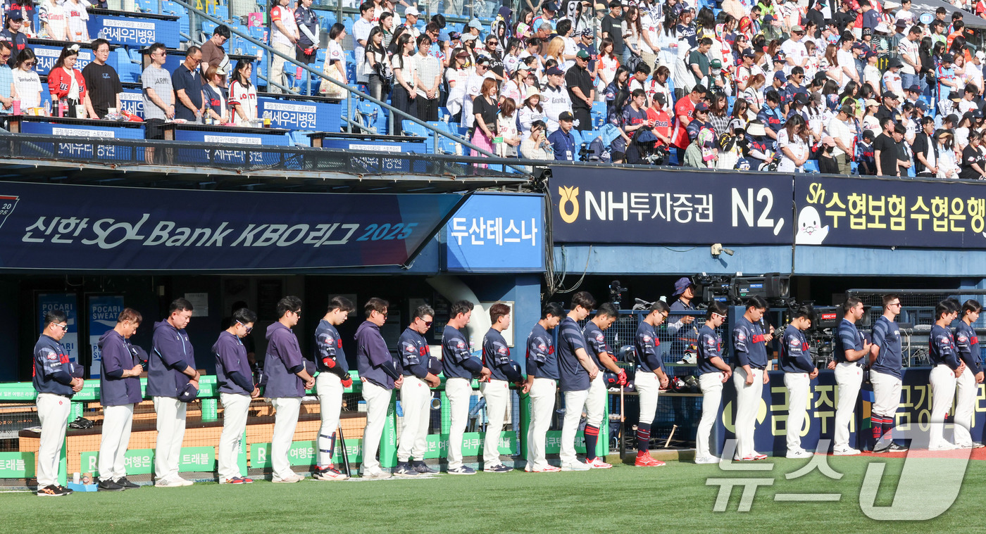 (서울=뉴스1) 박세연 기자 = 현충일인 6일 서울 송파구 잠실야구장에서 열린 프로야구 신한솔뱅크 KBO리그 두산과 롯데의 경기에 앞서 롯데 선수들이 호국영령을 위한 묵념을 하고 …