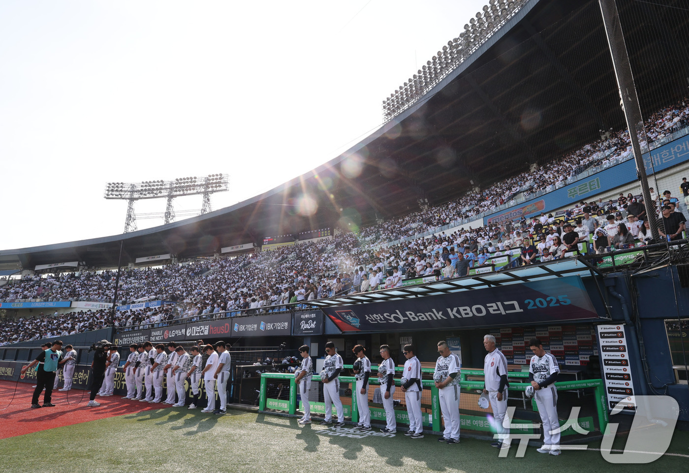 (서울=뉴스1) 박세연 기자 = 현충일인 6일 서울 송파구 잠실야구장에서 열린 프로야구 신한솔뱅크 KBO리그 두산과 롯데의 경기에 앞서 두산 선수들이 호국영령을 위한 묵념을 하고 …