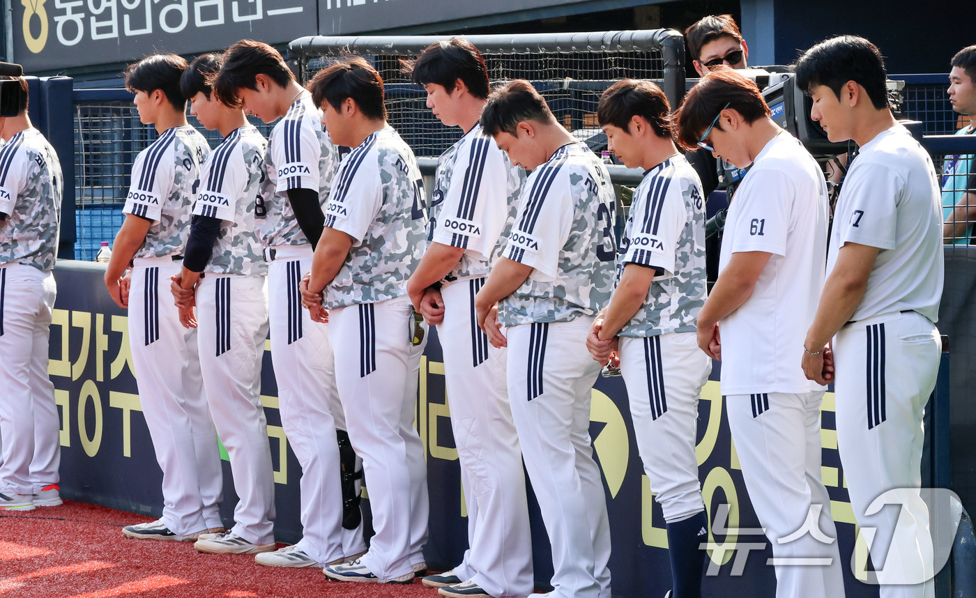(서울=뉴스1) 박세연 기자 = 현충일인 6일 서울 송파구 잠실야구장에서 열린 프로야구 신한솔뱅크 KBO리그 두산과 롯데의 경기에 앞서 두산 선수들이 호국영령을 위한 묵념을 하고 …