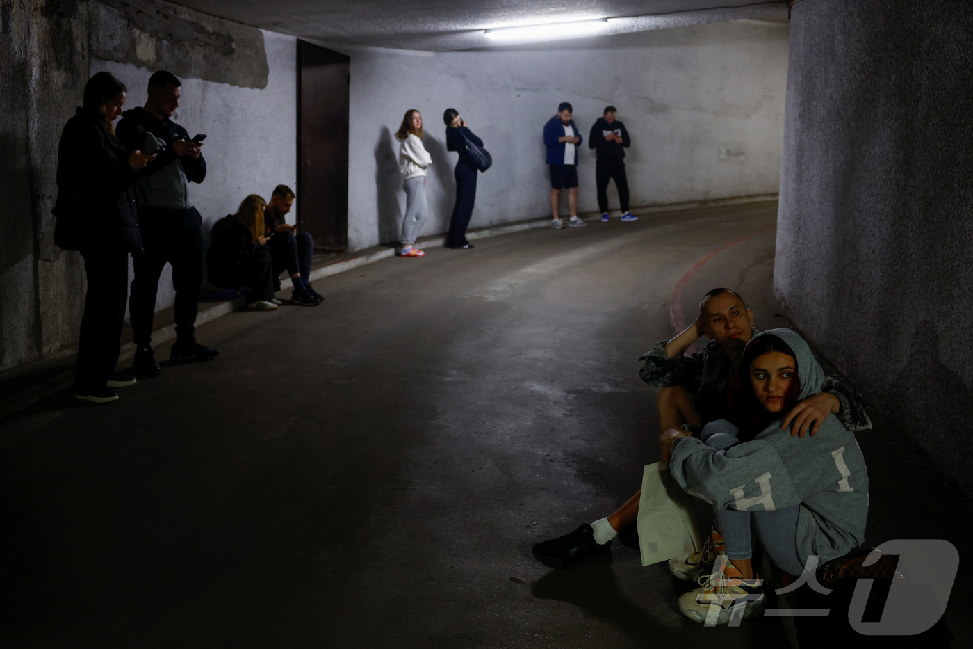 (키이우 로이터=뉴스1) 이지예 객원기자 = 6일(현지시간) 우크라이나 수도 키이우의 지하 주차장 대피소에 시민들이 러시아 공습을 피해 모여 있다. 2025.06.06.ⓒ 로이터= …