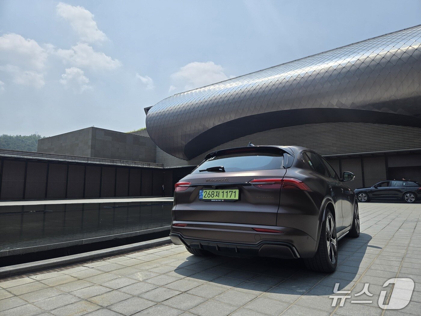 본문 이미지 - 지난달 25일 경기 가평에서 촬영한 마세라티 중형 전기 스포츠유틸리티차(SUV) '그레칼레 폴고레'. 2025.05.27/뉴스1 김성식 기자