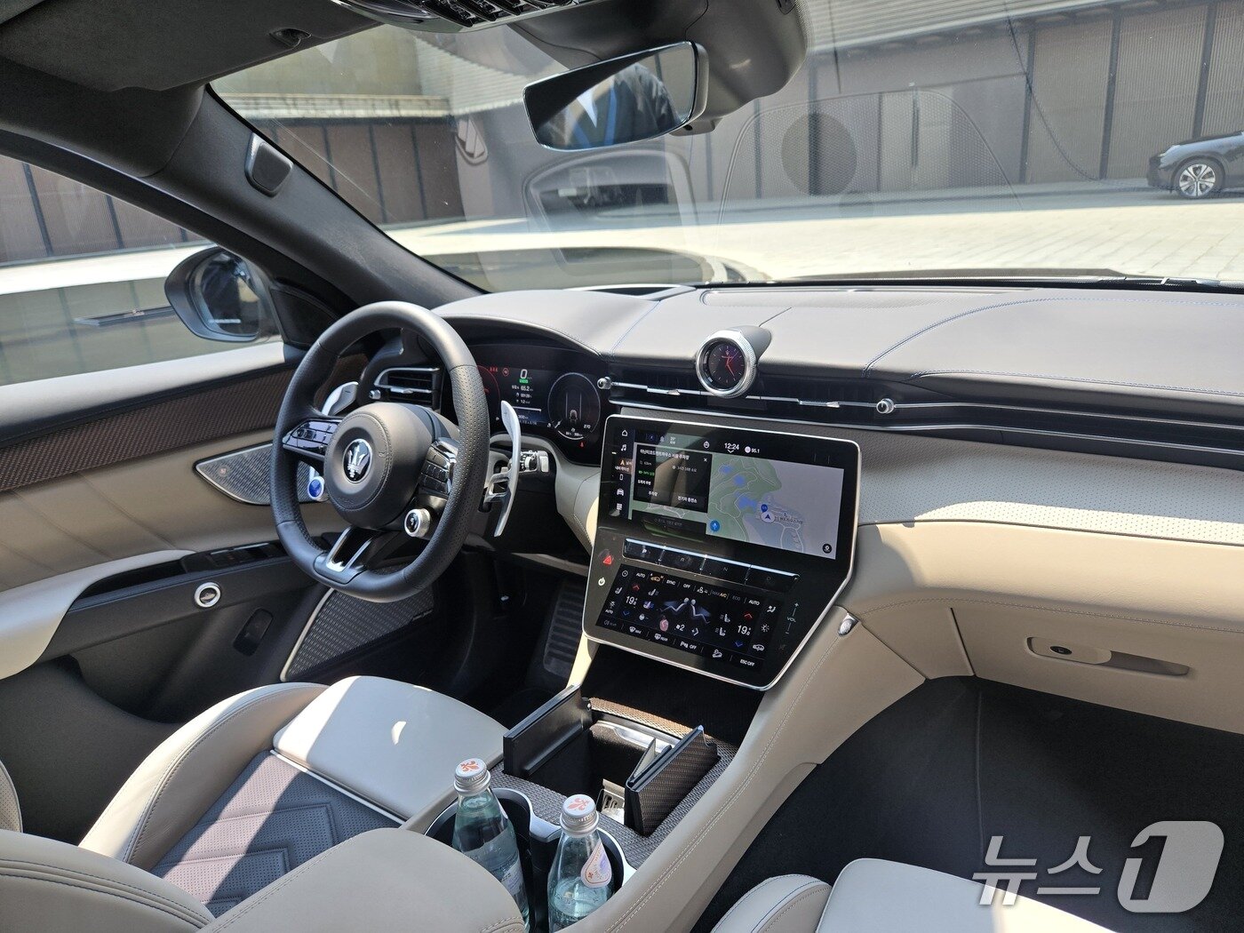 본문 이미지 - 지난달 25일 경기 가평에서 촬영한 마세라티 중형 전기 스포츠유틸리티차(SUV) '그레칼레 폴고레'. 2025.05.27/뉴스1 김성식 기자