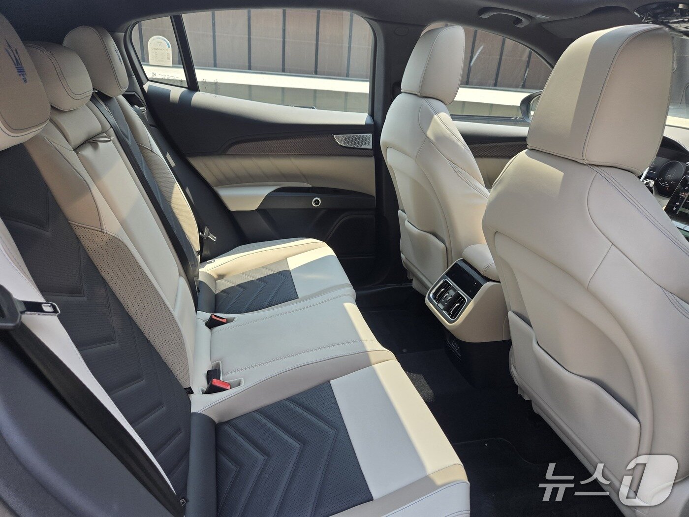 본문 이미지 - 지난달 25일 경기 가평에서 촬영한 마세라티 중형 전기 스포츠유틸리티차(SUV) '그레칼레 폴고레'. 2025.05.27/뉴스1 김성식 기자