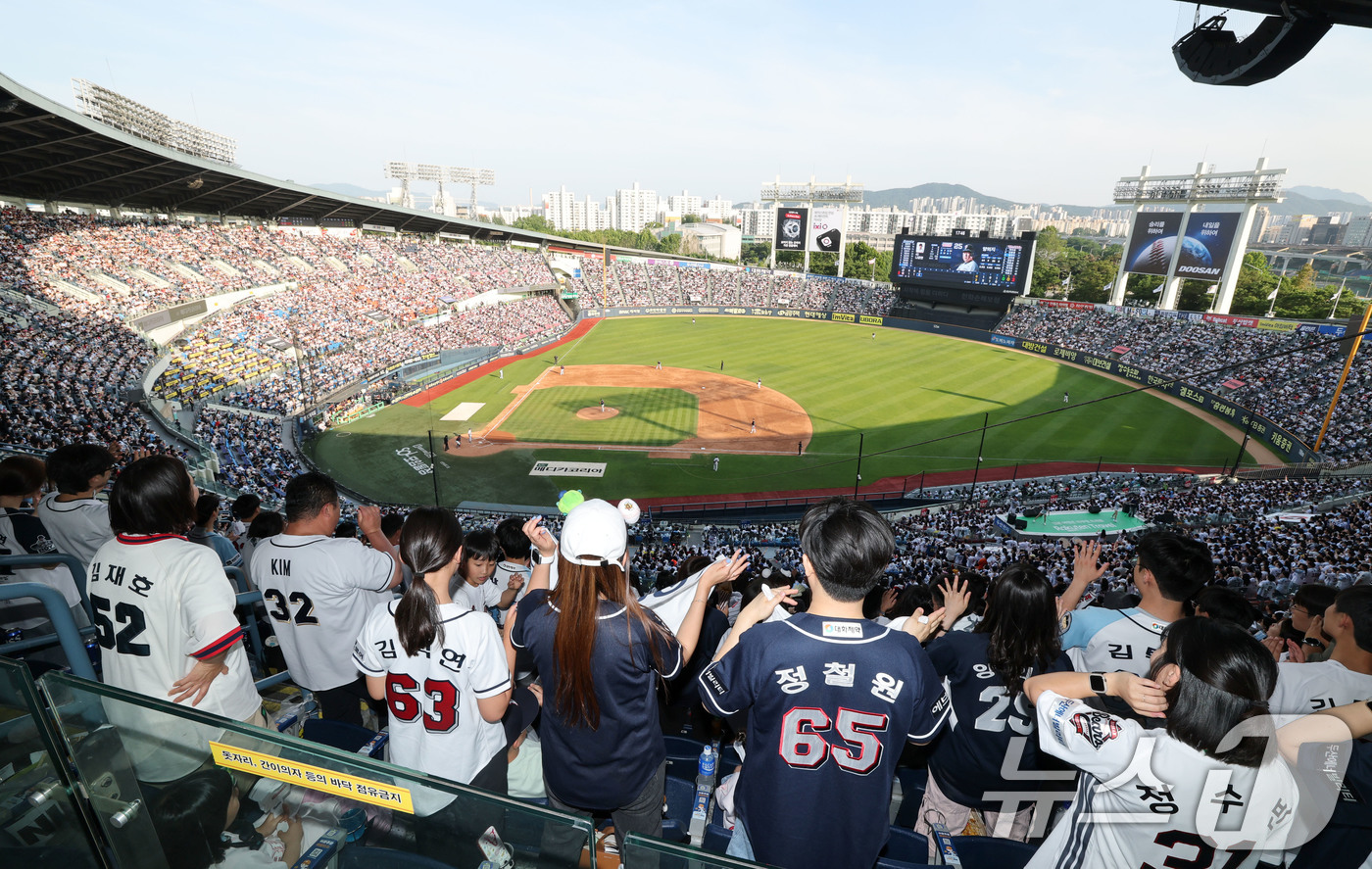 (서울=뉴스1) 박세연 기자 = 현충일인 6일 서울 송파구 잠실야구장에서 프로야구 신한솔뱅크 KBO리그 두산과 롯데의 경기가 만원관중 속에 열리고 있다.  2025.6.6/뉴스1