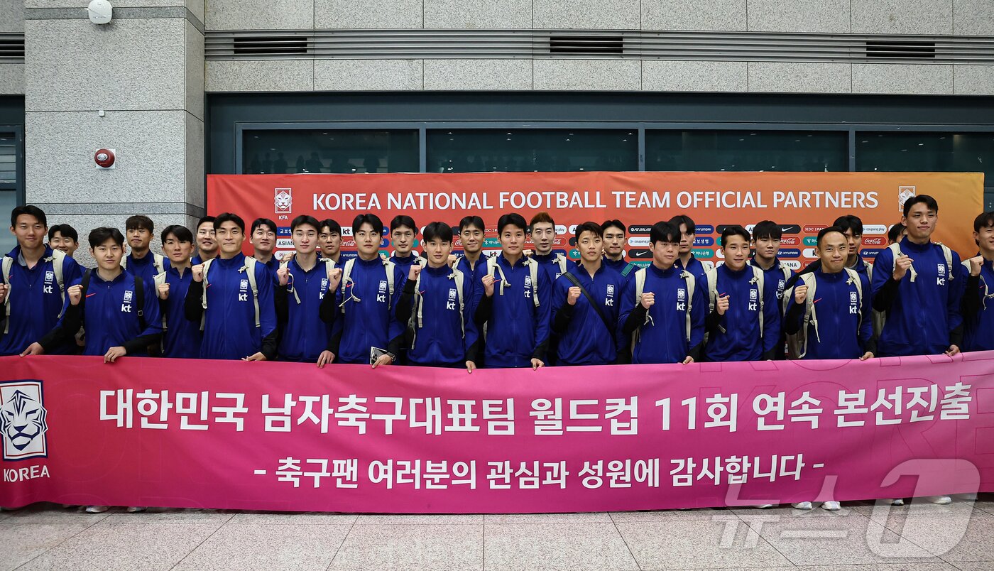 본문 이미지 - 축구국가대표팀 선수들이 6일 이라크와 북중미 월드컵 예선경기를 마치고 인천국제공항 제1터미널을 통해 귀국하며 기념촬영을 하고 있다. 대표팀은 이라크와 원정경기에서 2대0으로 승리하며 11회 연속 월드컵 본선 진출을 확정했다. 2025.6.6/뉴스1 ⓒ News1 김도우 기자