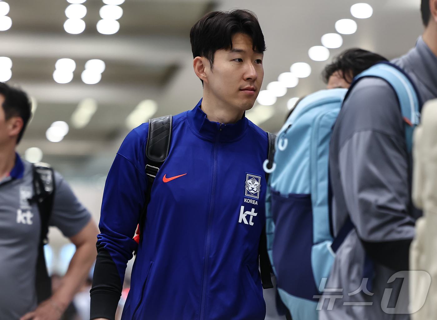 (인천공항=뉴스1) 김도우 기자 = 손흥민이 6일 이라크와 북중미 월드컵 예선경기를 마치고 인천국제공항 제1터미널을 통해 귀국하고 있다.대표팀은 이라크와 원정경기에서 2대0으로 승 …