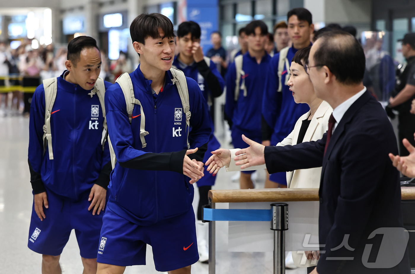 (인천공항=뉴스1) 김도우 기자 = 이재성 등 축구국가대표팀 선수들이 6일 이라크와 북중미 월드컵 예선경기를 마치고 인천국제공항 제1터미널을 통해 귀국하고 있다.대표팀은 이라크와 …