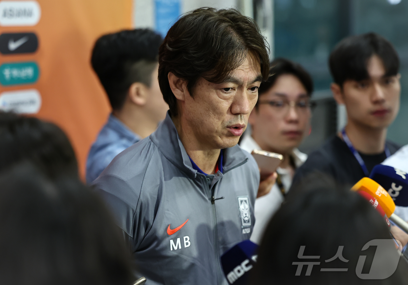 (인천공항=뉴스1) 김도우 기자 = 홍명보 축구국가대표팀 감독이 6일 이라크와 북중미 월드컵 예선경기를 마치고 인천국제공항 제1터미널을 통해 귀국해 취재진 질문에 답하고 있다.대표 …