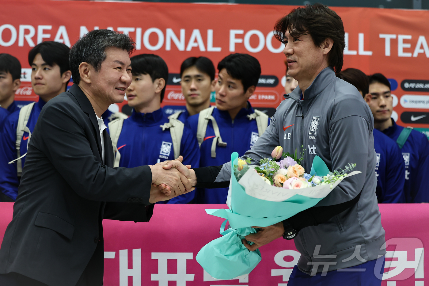 (인천공항=뉴스1) 김도우 기자 = 홍명보 감독이 6일 이라크와 북중미 월드컵 예선경기를 마치고 인천국제공항 제1터미널을 통해 귀국하며 정몽규 대한축구협회장에게 꽃을 받고 있다.대 …