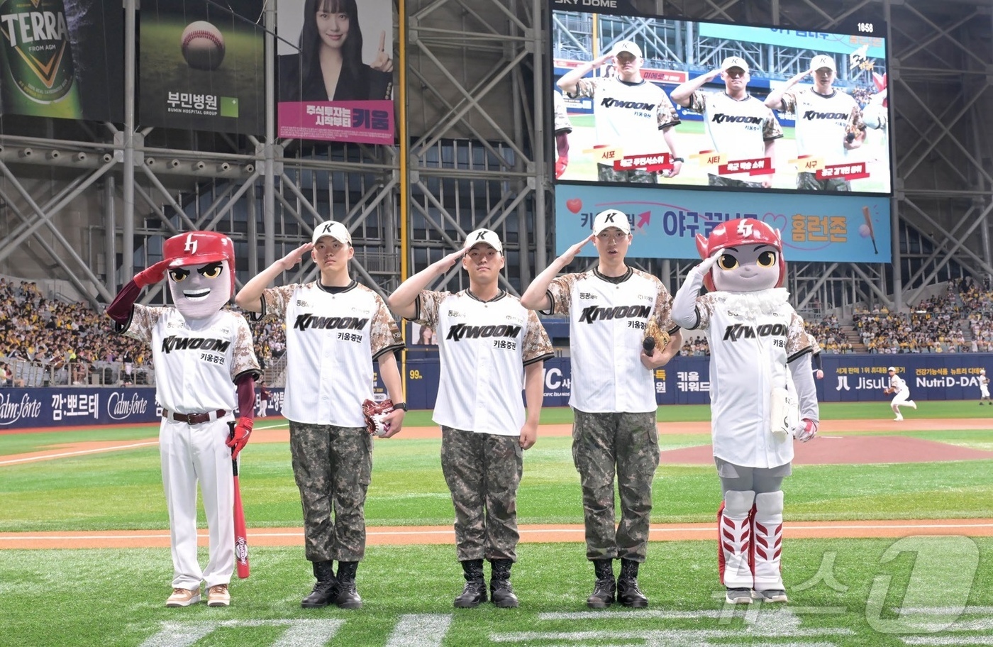 (서울=뉴스1) = 현충일인 6일 3대째 군인의 길을 걷고 있는 시포자 해군 주민서 소위, 시타자 육군 백승 소위, 시구자 공군 김기현 중위가 고척 스카이돔에서 열린 키움 히어로즈 …