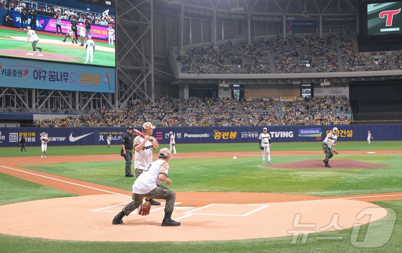 (서울=뉴스1) = 현충일인 6일 3대째 군인의 길을 걷고 있는 해군 주민서 소위, 육군 백승 소위, 공군 김기현 중위가 고척 스카이돔에서 열린 키움 히어로즈와 LG 트윈스의 경기 …