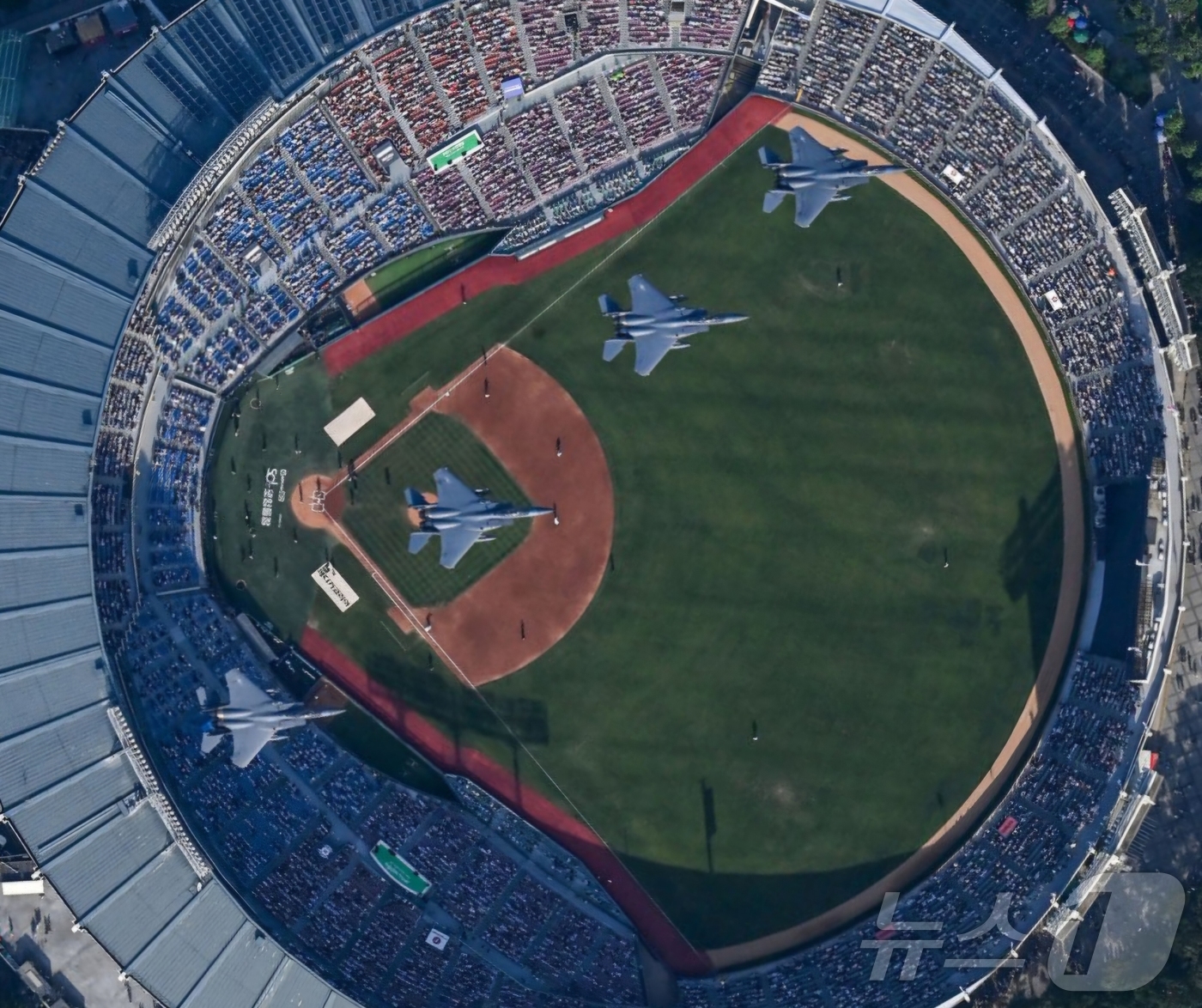 (서울=뉴스1) = 공군의 F-15K 전투기 4대가 6일 KBO 프로야구 경기가 진행되는 서울 송파구 잠실야구장 상공을 기념비행하고 있다. (공군 제공. 재판매 및 DB금지) 20 …