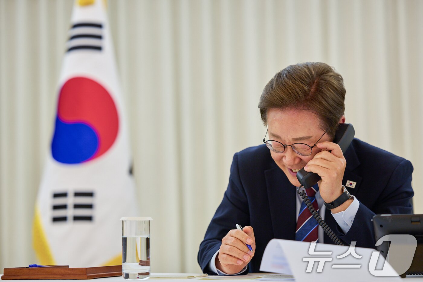 본문 이미지 - 이재명 대통령이 6일 한남동 관저에서 도널드 트럼프 미국 대통령과 전화 통화를 하고 있다. &#40;대통령실 제공. 재판매 및 DB 금지&#41; 2025.6.6/뉴스1 ⓒ News1 허경 기자