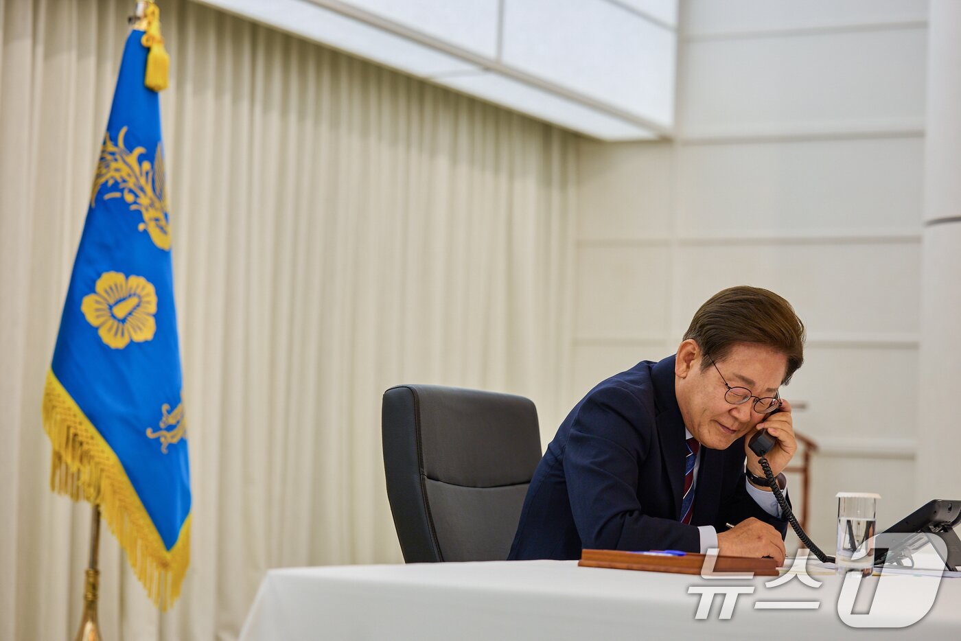 본문 이미지 - 이재명 대통령이 6일 한남동 관저에서 도널드 트럼프 미국 대통령과 전화 통화를 하고 있다. &#40;대통령실 제공. 재판매 및 DB 금지&#41; 2025.6.6/뉴스1 ⓒ News1 허경 기자