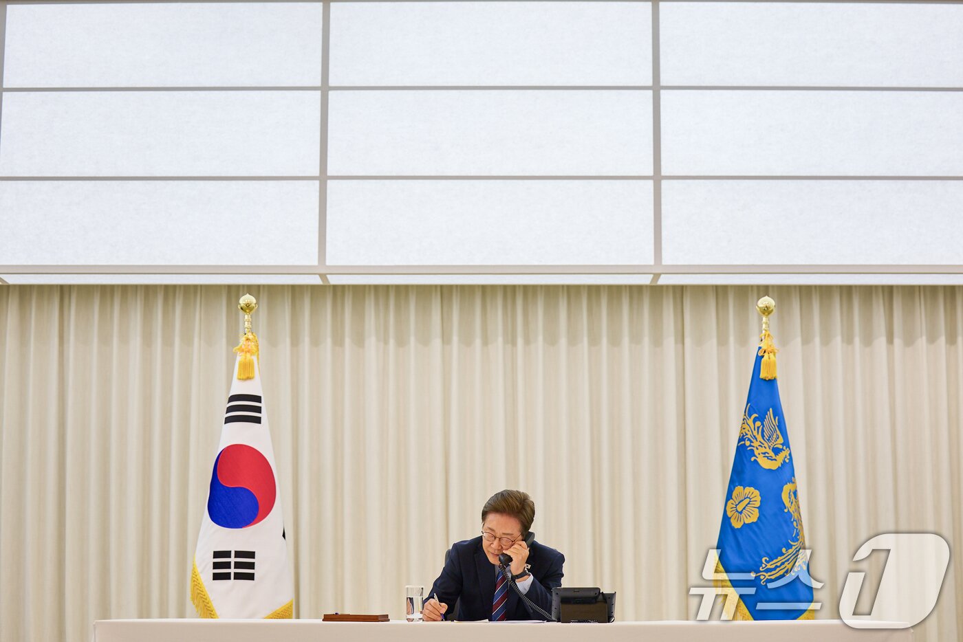 본문 이미지 - 이재명 대통령이 6일 한남동 관저에서 도널드 트럼프 미국 대통령과 전화 통화를 하고 있다. &#40;대통령실 제공. 재판매 및 DB 금지&#41; 2025.6.6/뉴스1 ⓒ News1 허경 기자