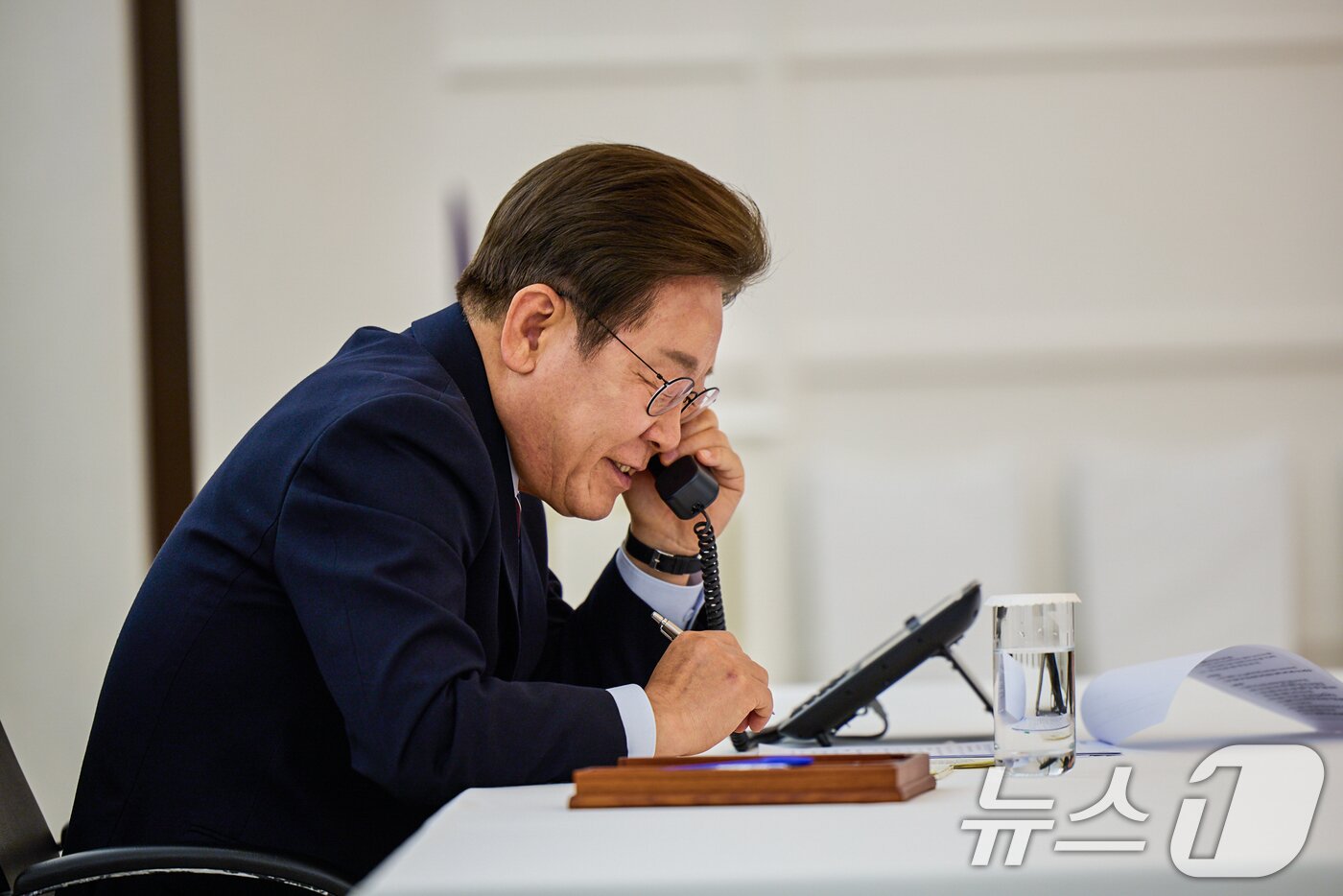 본문 이미지 - 이재명 대통령이 6일 한남동 관저에서 도널드 트럼프 미국 대통령과 전화 통화를 하고 있다. &#40;대통령실 제공. 재판매 및 DB 금지&#41; 2025.6.6/뉴스1 ⓒ News1 허경 기자