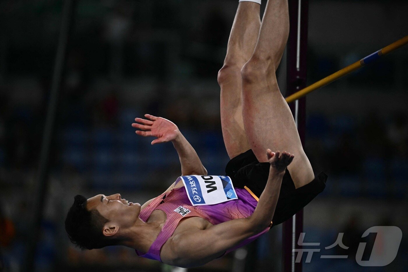 본문 이미지 - 우상혁이 7일&#40;한국시간&#41; 열린 로마 다이아몬드리그 남자 높이뛰기 경기에서 바를 넘고 있다. ⓒ AFP=뉴스1