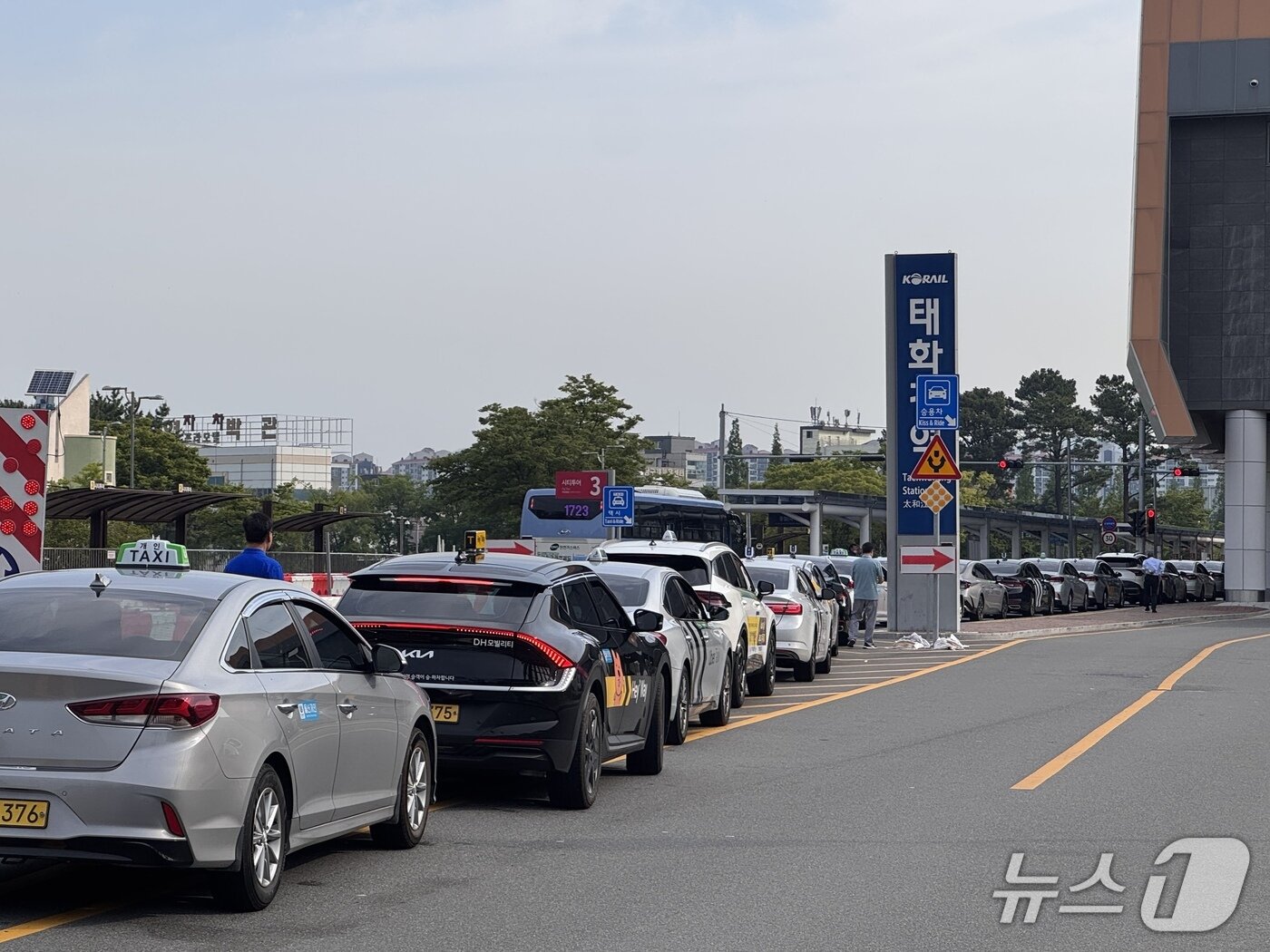 본문 이미지 - 7일 울산 태화강역 앞에 버스파업 소식에 택시들이 줄지어 서있다..2025.6.7./뉴스1 김세은 기자